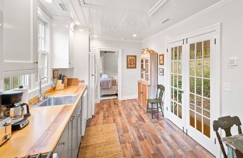 Batesville Cottage | Pet-Friendly Somerset Cottage at Ivy Cottages