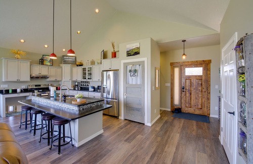 Stevensville House | Pet-Friendly Stevensville Home w/Mountain Views!