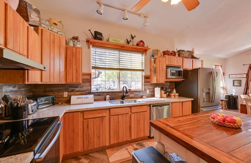 Strawberry Cottage | Pet-Friendly Strawberry Cottage w/Patio & Yard!