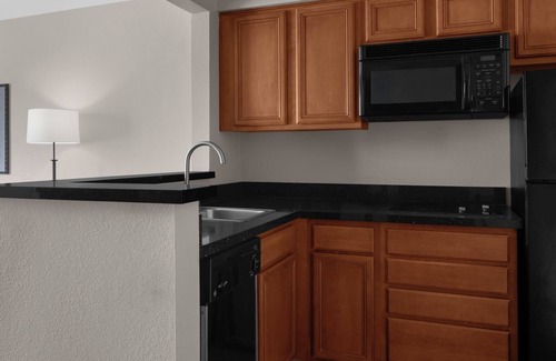 Renton Hotel | Pet-Friendly Suite w/Full Kitchen and Parking – Ideal for Long-Term Stays!