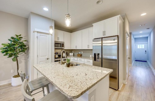 Southbank House | Pet-Friendly Townhome, 1 Mi to Southbank Riverwalk