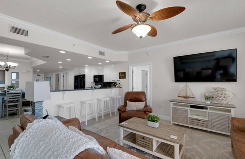 Lower Grand Lagoon Condo | PET FRIENDLY-Beach Service Included-GROUND FLOOR-POOLSIDE CAFE-HOT TUB-GRILLS