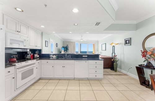 Lower Grand Lagoon Condo | 🐶Pet Friendly-GULF Front-Beachside Pool-Parking-Treasure Island 1102🌴