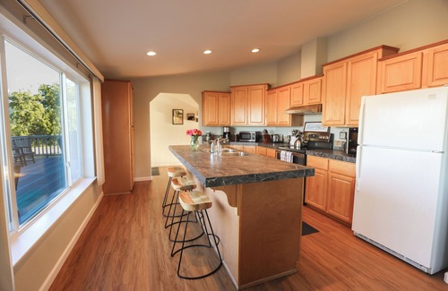 Newberg House | Pet Friendly Vineyard Home with Mountain Views