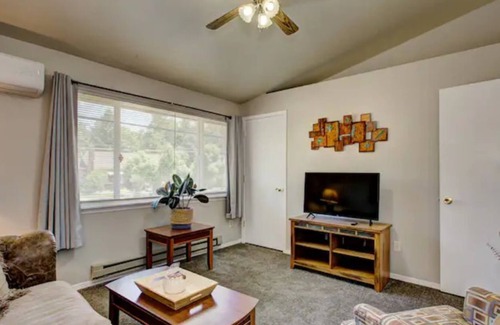 Depot Bench House | Pet Friendly w/ great central location!