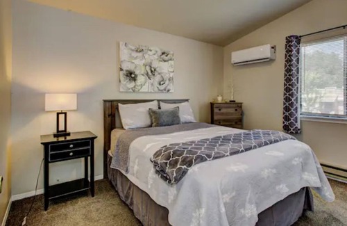 Depot Bench House | Pet Friendly w/ great central location!
