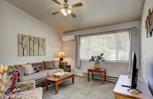 Depot Bench House | Pet Friendly w/ great central location!