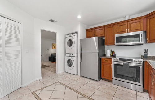 Wellington House | Pet Friendly! Walk to Amphitheater & Shops!