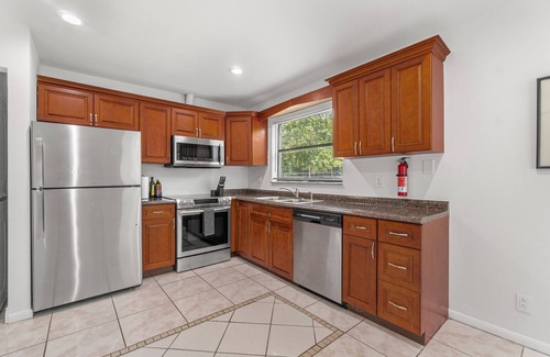 Wellington House | Pet Friendly! Walk to Amphitheater & Shops!