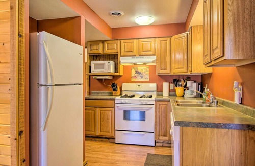 Warrens Cottage | Pet-friendly Warrens Cabin w/Fire Pit!