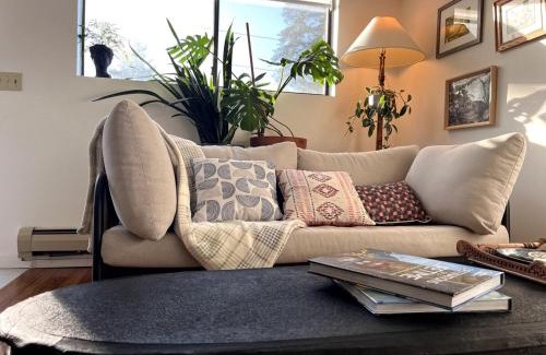 Vancouver Apartment | Peter's Place - Spacious 2Bed & Bath Suite