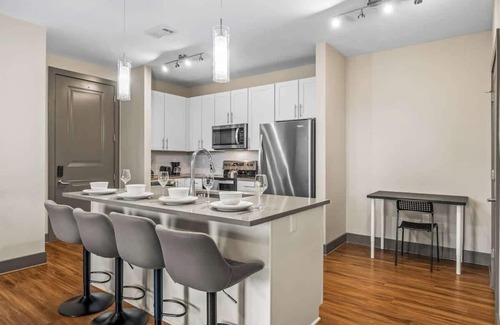 Florida Central Atlantic Coast Apartment | PetFriendly Apt Pool,Gym,King Bed 15 min to parks