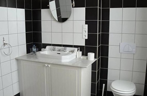 Raincourt Bed & Breakfast | Petit Château Armand Bourgoin B & B