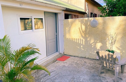 Belcourt House | Petit-Chalet - garden - mezzanine - 5 min from Jarry - close to shops