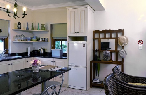 Franschhoek Cottage | Petit Plaisir! Romantic Garden Cottage With Beautiful Mountain Views