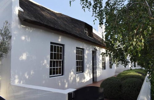 Franschhoek Villa | Petite France:luxury thatched 4BRcottage with pool