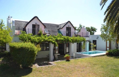 Franschhoek Villa | Petite France:luxury thatched 4BRcottage with pool