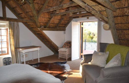 Franschhoek Villa | Petite France:luxury thatched 4BRcottage with pool
