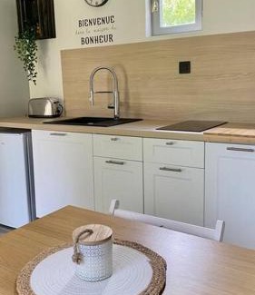 Marmeaux Apartment | Petite maison dans la prairie