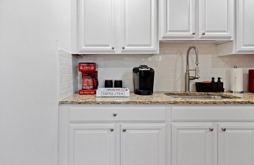 Mango Groves House | Petite Retreat - 2min walk downtown+Hot Tub+Wi-Fi