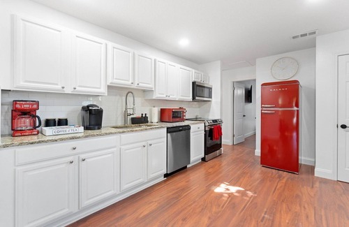 Mango Groves House | Petite Retreat - 2min walk downtown+Hot Tub+Wi-Fi