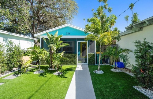 Mango Groves House | Petite Retreat - 2min walk downtown+Hot Tub+Wi-Fi