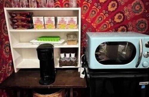 St. Louis Apartment | Pets stay free. King size bed. Street parking in front. Large TV. Keypad entry.