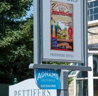 Crudwell Bed & Breakfast | Pettifers Freehouse Hotel