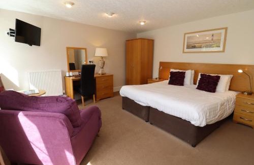 Crudwell Bed & Breakfast | Pettifers Freehouse Hotel