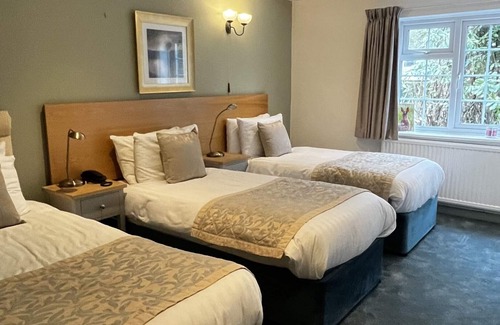 Crudwell Hotel | Pettifers Freehouse Hotel