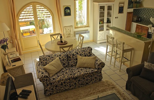 Pezenas Apartment | Pezenas apartment - elegant & spacious with charming terrace in historic centre