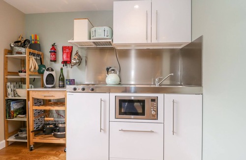 Wimborne Cottage | PHEASANT LODGE, romantic, with hot tub in Wimborne Minster
