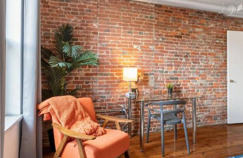 Almont Apartment | Philly Apartment Old City King Bed Walkable to Sites