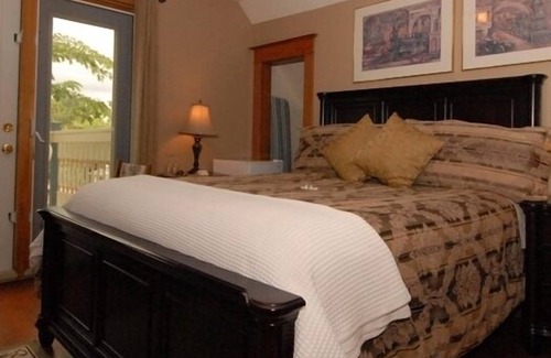 Stettler Bed & Breakfast | Phoenix House B&B