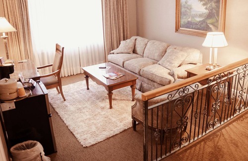 North Creek Hotel | Phoenix Inn Resort