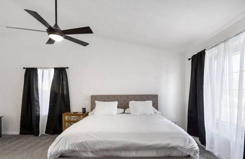 Maryvale House | Phoenix Villa w/ private Pool, BBQ, Gym, & Firepit