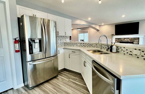 Evanston House | Phoenix’s nest - 3BR 4 beds Calgary Home NW