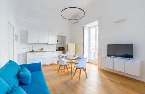 Chiaia Apartment | Piazza Amedeo Flat by Wonderful Italy