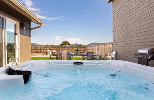 Flagstaff House | Pickleball at 7000ft Private home with Court