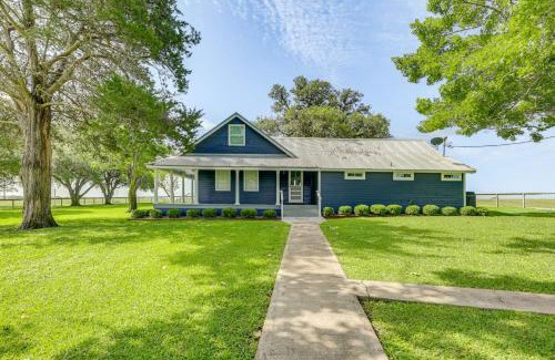 Schulenburg House | Pickleball Court and Pool Schulenburg Farmhouse