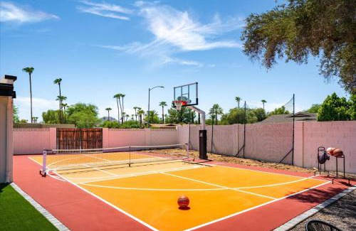Paradise Valley Village House | Pickleball Court~ Hot Tub & Pool~ Mini Golf~Games