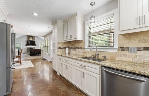 Powell Cabin | Pickleball Retreat in the Ozarks, minutes from Bentonville