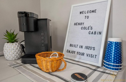 Fayetteville Cabin | Picturesque Cabin fireplace+wifi