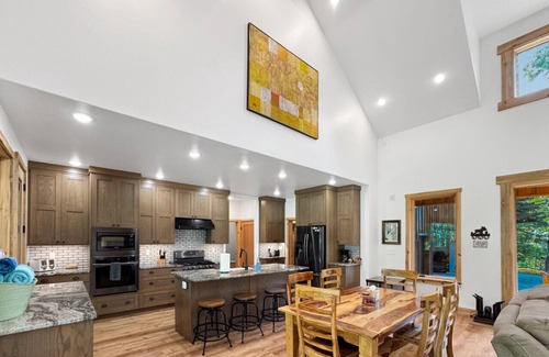 McCall Apartment | Picturesque Cedar Retreat w/Hot Tub