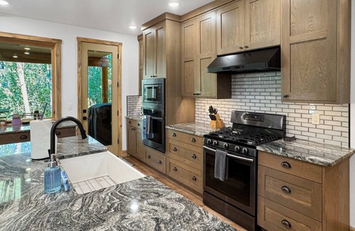 McCall Apartment | Picturesque Cedar Retreat w/Hot Tub