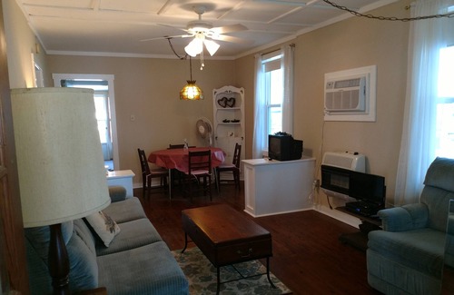 Floral City House | Picturesque Lake Front Cottage