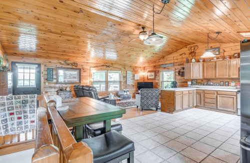 Phoenix House | Picturesque Phoenix Vacation Home on Oswego River!