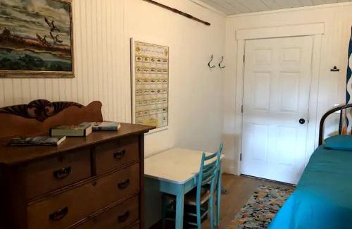 Braden River House | Picturesque Vintage Cabin with Lake Views in Florida