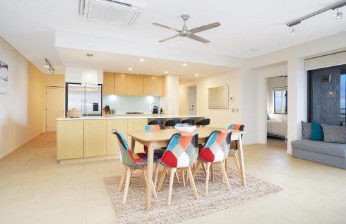 Darwin City Centre Apartment | Picturesque Waterfront Lagoon Views Top Lvl & BBQ