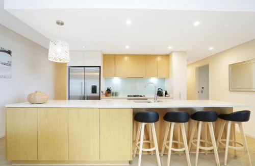 Darwin City Centre Apartment | Picturesque Waterfront Lagoon Views Top Lvl & BBQ